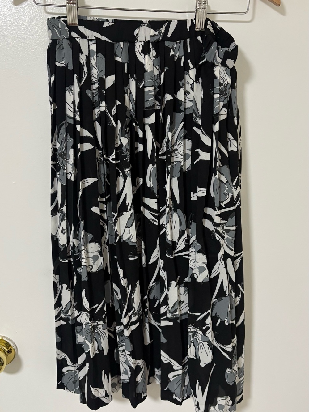 Banana Republic Black White & Gray Floral Pleated Midi Skirt